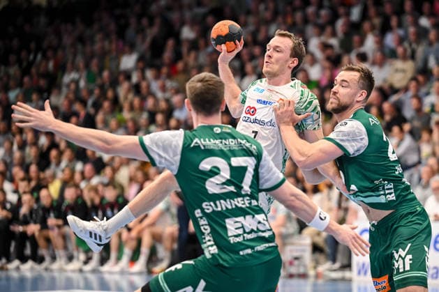 Goeppingen, Deutschland, 05.04.26: Oskar Sunnefeldt (FRISCH AUF! Goeppingen), Felix Claar (SC Magdeburg) und Ludvig Jurmala Astroem (FRISCH AUF! Goeppingen) im Zweikampf waehrend des Daikin Handball Bundesliga Spiels zwischen FRISCH AUF! Goeppingen vs SC Magdeburg in der EWS Arena am 05. April 2026 in Goeppingen, Deutschland. (Foto von Harry Langer DeFodi Images) Goeppingen, Germany, 05.04.26: Oskar Sunnefeldt (FRISCH AUF! Goeppingen), Felix Claar (SC Magdeburg) und Ludvig Jurmala Astroem (FRISCH AUF! Goeppingen) battle for the ball during the Daikin Handball Bundesliga match between FRISCH AUF! Goeppingen vs SC Magdeburg at EWS Arena on April 5, 2026 in Goeppingen, Germany. (Photo by Harry Langer DeFodi Images) (Photo by Harry Langer DeFodi Images) -