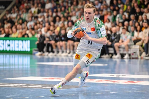 Goeppingen, Deutschland, 05.04.26: Gisli Kristjansson (SC Magdeburg) in Aktion, am Ball, Einzelaktion waehrend des Daikin Handball Bundesliga Spiels zwischen FRISCH AUF! Goeppingen vs SC Magdeburg in der EWS Arena am 05. April 2026 in Goeppingen, Deutschland. (Foto von Harry Langer DeFodi Images) Goeppingen, Germany, 05.04.26: Gisli Kristjansson (SC Magdeburg) controls the Ball during the Daikin Handball Bundesliga match between FRISCH AUF! Goeppingen vs SC Magdeburg at EWS Arena on April 5, 2026 in Goeppingen, Germany. (Photo by Harry Langer DeFodi Images) (Photo by Harry Langer DeFodi Images) -