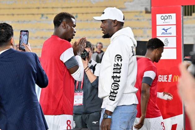 Paul Pogba et Usain Bolt - Usain Bolt, a donné le coup d envoi fictif de la rencontre de Ligue 1 entre Monaco et Marseille au stade Louis II à Monaco, le 5 avril 2026. Le club monégasque a offert au sprinteur jamaïcain un maillot de l équipe monégasque au nom de Bolt avec pour numéro son record du monde, à savoir 9.58. Usain Bolt détient les records du monde du 100 m (9 58), du 200 m (19 19) et du relais 4x100 m (36 84). Bruno Bebert Bestimage Usain Bolt kicked off the Ligue 1 match between Monaco and Marseille at the Stade Louis II in Monaco on April 5, 2026. The Monegasque club presented the Jamaican sprinter with a Monaco team jersey bearing Bolt s name and his world record number, 9.58. Usain Bolt holds the world records for the 100m (9.58), the 200m (19.19) and the 4x100m relay (36.84). Monaco Monaco  Copyright: xBrunoxBebertx xBestimagexBrunoxBebertx xBestimagex