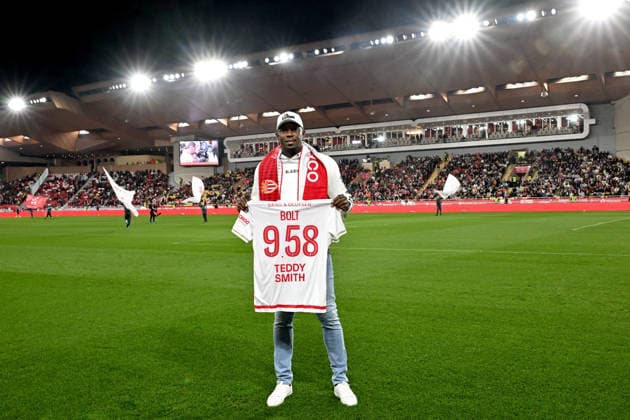Usain Bolt, a donné le coup d envoi fictif de la rencontre de Ligue 1 entre Monaco et Marseille au stade Louis II à Monaco, le 5 avril 2026. Le club monégasque a offert au sprinteur jamaïcain un maillot de l équipe monégasque au nom de Bolt avec pour numéro son record du monde, à savoir 9.58. Usain Bolt détient les records du monde du 100 m (9 58), du 200 m (19 19) et du relais 4x100 m (36 84). Bruno Bebert Bestimage Usain Bolt kicked off the Ligue 1 match between Monaco and Marseille at the Stade Louis II in Monaco on April 5, 2026. The Monegasque club presented the Jamaican sprinter with a Monaco team jersey bearing Bolt s name and his world record number, 9.58. Usain Bolt holds the world records for the 100m (9.58), the 200m (19.19) and the 4x100m relay (36.84). Monaco Monaco  Copyright: xBrunoxBebertx xBestimagexBrunoxBebertx xBestimagex