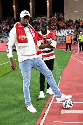 Usain Bolt, a donné le coup d envoi fictif de la rencontre de Ligue 1 entre Monaco et Marseille au stade Louis II à Monaco, le 5 avril 2026. Le club monégasque a offert au sprinteur jamaïcain un maillot de l équipe monégasque au nom de Bolt avec pour numéro son record du monde, à savoir 9.58. Usain Bolt détient les records du monde du 100 m (9 58), du 200 m (19 19) et du relais 4x100 m (36 84). Bruno Bebert Bestimage Usain Bolt kicked off the Ligue 1 match between Monaco and Marseille at the Stade Louis II in Monaco on April 5, 2026. The Monegasque club presented the Jamaican sprinter with a Monaco team jersey bearing Bolt s name and his world record number, 9.58. Usain Bolt holds the world records for the 100m (9.58), the 200m (19.19) and the 4x100m relay (36.84). Monaco Monaco  Copyright: xBrunoxBebertx xBestimagexBrunoxBebertx xBestimagex