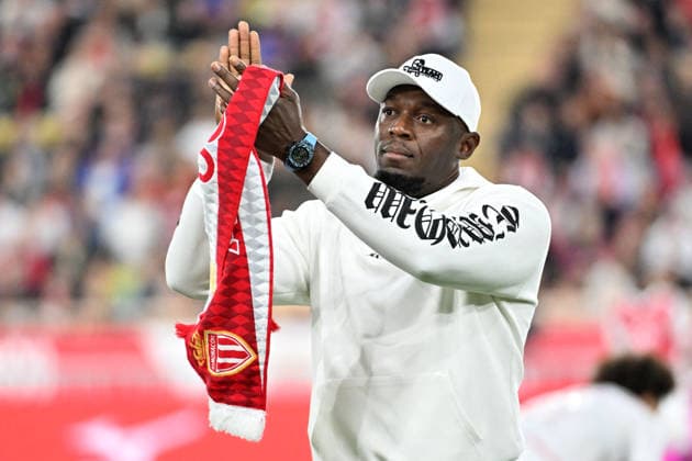 Usain Bolt, a donné le coup d envoi fictif de la rencontre de Ligue 1 entre Monaco et Marseille au stade Louis II à Monaco, le 5 avril 2026. Le club monégasque a offert au sprinteur jamaïcain un maillot de l équipe monégasque au nom de Bolt avec pour numéro son record du monde, à savoir 9.58. Usain Bolt détient les records du monde du 100 m (9 58), du 200 m (19 19) et du relais 4x100 m (36 84). Bruno Bebert Bestimage Usain Bolt kicked off the Ligue 1 match between Monaco and Marseille at the Stade Louis II in Monaco on April 5, 2026. The Monegasque club presented the Jamaican sprinter with a Monaco team jersey bearing Bolt s name and his world record number, 9.58. Usain Bolt holds the world records for the 100m (9.58), the 200m (19.19) and the 4x100m relay (36.84). Monaco Monaco  Copyright: xBrunoxBebertx xBestimagexBrunoxBebertx xBestimagex