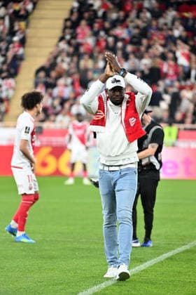 Usain Bolt, a donné le coup d envoi fictif de la rencontre de Ligue 1 entre Monaco et Marseille au stade Louis II à Monaco, le 5 avril 2026. Le club monégasque a offert au sprinteur jamaïcain un maillot de l équipe monégasque au nom de Bolt avec pour numéro son record du monde, à savoir 9.58. Usain Bolt détient les records du monde du 100 m (9 58), du 200 m (19 19) et du relais 4x100 m (36 84). Bruno Bebert Bestimage Usain Bolt kicked off the Ligue 1 match between Monaco and Marseille at the Stade Louis II in Monaco on April 5, 2026. The Monegasque club presented the Jamaican sprinter with a Monaco team jersey bearing Bolt s name and his world record number, 9.58. Usain Bolt holds the world records for the 100m (9.58), the 200m (19.19) and the 4x100m relay (36.84). Monaco Monaco  Copyright: xBrunoxBebertx xBestimagexBrunoxBebertx xBestimagex