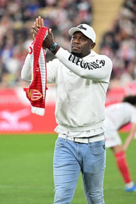Usain Bolt, a donné le coup d envoi fictif de la rencontre de Ligue 1 entre Monaco et Marseille au stade Louis II à Monaco, le 5 avril 2026. Le club monégasque a offert au sprinteur jamaïcain un maillot de l équipe monégasque au nom de Bolt avec pour numéro son record du monde, à savoir 9.58. Usain Bolt détient les records du monde du 100 m (9 58), du 200 m (19 19) et du relais 4x100 m (36 84). Bruno Bebert Bestimage Usain Bolt kicked off the Ligue 1 match between Monaco and Marseille at the Stade Louis II in Monaco on April 5, 2026. The Monegasque club presented the Jamaican sprinter with a Monaco team jersey bearing Bolt s name and his world record number, 9.58. Usain Bolt holds the world records for the 100m (9.58), the 200m (19.19) and the 4x100m relay (36.84). Monaco Monaco  Copyright: xBrunoxBebertx xBestimagexBrunoxBebertx xBestimagex