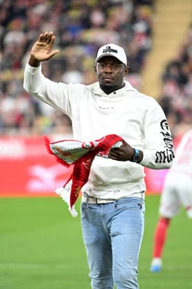 Usain Bolt, a donné le coup d envoi fictif de la rencontre de Ligue 1 entre Monaco et Marseille au stade Louis II à Monaco, le 5 avril 2026. Le club monégasque a offert au sprinteur jamaïcain un maillot de l équipe monégasque au nom de Bolt avec pour numéro son record du monde, à savoir 9.58. Usain Bolt détient les records du monde du 100 m (9 58), du 200 m (19 19) et du relais 4x100 m (36 84). Bruno Bebert Bestimage Usain Bolt kicked off the Ligue 1 match between Monaco and Marseille at the Stade Louis II in Monaco on April 5, 2026. The Monegasque club presented the Jamaican sprinter with a Monaco team jersey bearing Bolt s name and his world record number, 9.58. Usain Bolt holds the world records for the 100m (9.58), the 200m (19.19) and the 4x100m relay (36.84). Monaco Monaco  Copyright: xBrunoxBebertx xBestimagexBrunoxBebertx xBestimagex