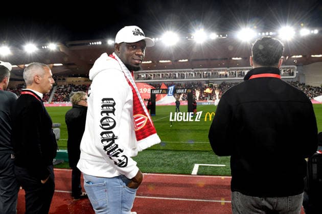 Usain Bolt, a donné le coup d envoi fictif de la rencontre de Ligue 1 entre Monaco et Marseille au stade Louis II à Monaco, le 5 avril 2026. Le club monégasque a offert au sprinteur jamaïcain un maillot de l équipe monégasque au nom de Bolt avec pour numéro son record du monde, à savoir 9.58. Usain Bolt détient les records du monde du 100 m (9 58), du 200 m (19 19) et du relais 4x100 m (36 84). Bruno Bebert Bestimage Usain Bolt kicked off the Ligue 1 match between Monaco and Marseille at the Stade Louis II in Monaco on April 5, 2026. The Monegasque club presented the Jamaican sprinter with a Monaco team jersey bearing Bolt s name and his world record number, 9.58. Usain Bolt holds the world records for the 100m (9.58), the 200m (19.19) and the 4x100m relay (36.84). Monaco Monaco  Copyright: xBrunoxBebertx xBestimagexBrunoxBebertx xBestimagex