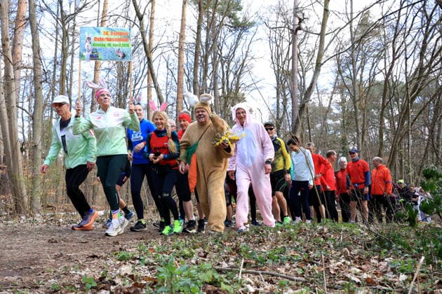 DEU, Osterhasenlauf durch den Grunewald, 06.04.2026, Berlin, Berlin, DEU, Osterhasenlauf durch den Grunewald, im Bild mit Osterhase *** DEU, Easter bunny run through the Grunewald forest, 06 04 2026, Berlin, Berlin, DEU, Easter bunny run through the Grunewald forest, pictured with Easter bunny nordphotoxGmbHx xEngler nph00076