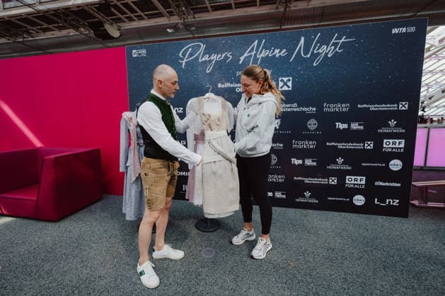 TENNIS - WTA, Tennis Damen Upper Austria Ladies Linz LINZ,AUSTRIA,06.APR.26 - TENNIS - WTA Tour, Upper Austria Ladies Linz. Image shows Ekatarina Alexandrova (RUS) and a participant.  GEPAxpictures xAlexanderxSolc