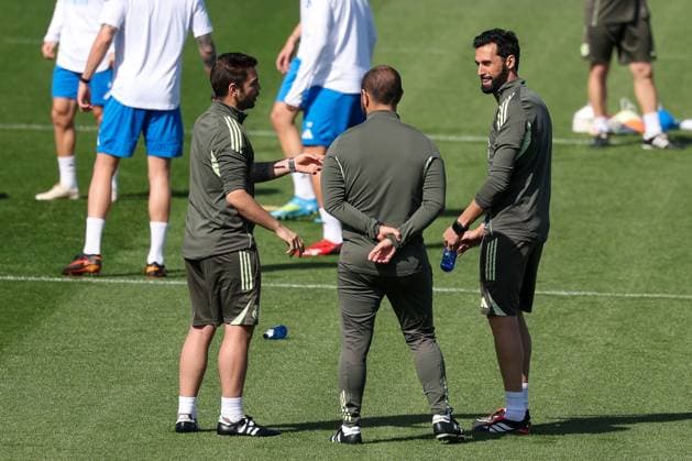 Cheftrainer Alvaro Arbeloa (CF Real Madrid), rechts, im Gespraech mit Mitgliedern seines Staff, Training, CF Real Madrid, Fussball, Maenner, UEFA Champions League, Saison 2025 2026, Abschlusstraining vor dem Viertelfinal-Hinspiel (Quarter Finals 1st Leg) gegen den FC Bayern Muenchen, 06.04.2026 Valdebebas bei Madrid Madrid Spanien