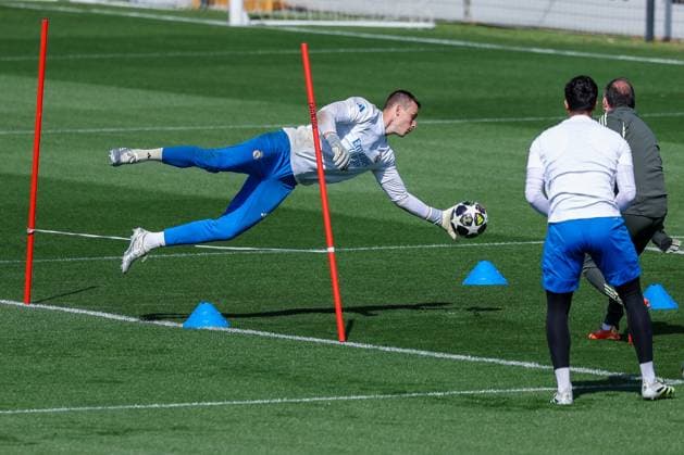 Andriy Lunin 13 (CF Real Madrid) warm-up, Training, CF Real Madrid, Fussball, Maenner, UEFA Champions League, Saison 2025 2026, Abschlusstraining vor dem Viertelfinal-Hinspiel (Quarter Finals 1st Leg) gegen den FC Bayern Muenchen, 06.04.2026 Valdebebas bei Madrid Madrid Spanien