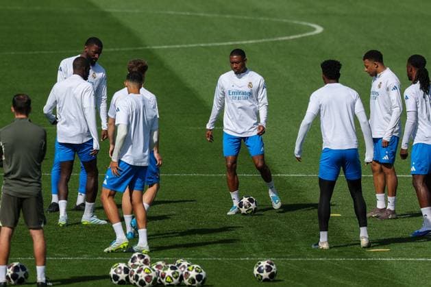 David Alaba 4 (CF Real Madrid) am Ball waehrend des Trainingsspiels, mit Kylian Mbappe 10 (CF Real Madrid), Antonio Ruediger 22 (CF Real Madrid), Training, CF Real Madrid, Fussball, Maenner, UEFA Champions League, Saison 2025 2026, Abschlusstraining vor dem Viertelfinal-Hinspiel (Quarter Finals 1st Leg) gegen den FC Bayern Muenchen, 06.04.2026 Valdebebas bei Madrid Madrid Spanien