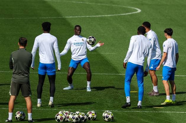 Ferland Mendy 23 (CF Real Madrid) nimmt einen Ball an, Training, CF Real Madrid, Fussball, Maenner, UEFA Champions League, Saison 2025 2026, Abschlusstraining vor dem Viertelfinal-Hinspiel (Quarter Finals 1st Leg) gegen den FC Bayern Muenchen, 06.04.2026 Valdebebas bei Madrid Madrid Spanien