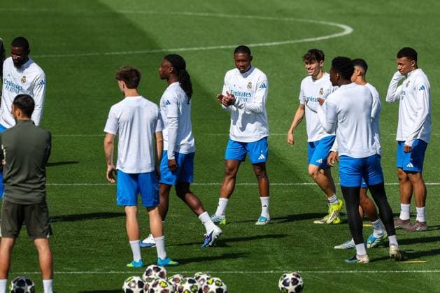 Gute Laune im Training bei Eduardo Camavinga 6 (CF Real Madrid), David Alaba 4 (CF Real Madrid), Antonio Ruediger 22 (CF Real Madrid) und Kylian Mbappe 10 (CF Real Madrid), Training, CF Real Madrid, Fussball, Maenner, UEFA Champions League, Saison 2025 2026, Abschlusstraining vor dem Viertelfinal-Hinspiel (Quarter Finals 1st Leg) gegen den FC Bayern Muenchen, 06.04.2026 Valdebebas bei Madrid Madrid Spanien