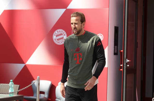 Fussball, Herren, Champions League, Saison 2025 2026, FC Bayern München, Abschlusstraining Harry Kane (FC Bayern München) auf dem Weg zum Trainingsplatz