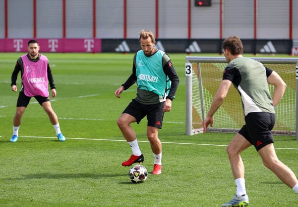 Fussball, Herren, Champions League, Saison 2025 2026, FC Bayern München, Abschlusstraining Harry Kane (FC Bayern München) spielt einen Ball im Trainingsspiel *** Football, Men, Champions League, 2025 2026 season, FC Bayern Munich, Final training session Harry Kane FC Bayern Munich plays a ball in a training match