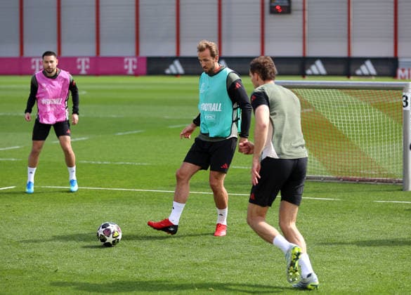 Fussball, Herren, Champions League, Saison 2025 2026, FC Bayern München, Abschlusstraining Harry Kane (FC Bayern München) spielt einen Ball im Trainingsspiel