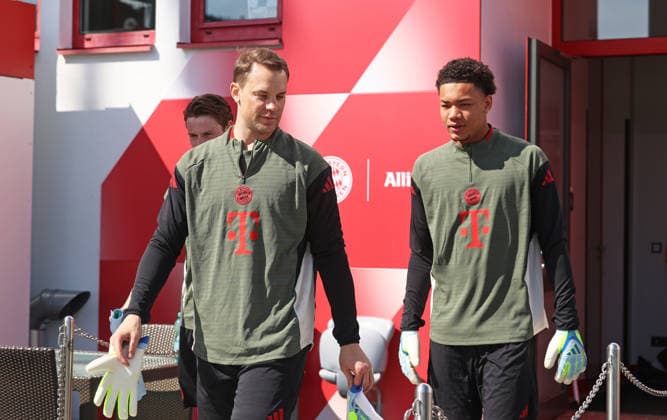 Fussball, Herren, Champions League, Saison 2025 2026, FC Bayern München, Abschlusstraining Manuel Neuer (FC Bayern München) (li.) mit Leonard Prescott (FC Bayern München) (re.) auf dem Weg zum Trainingsplatz
