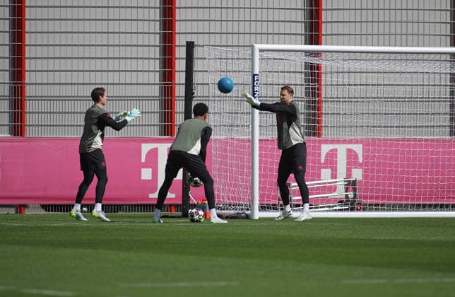 Fussball, Herren, Champions League, Saison 2025 2026, FC Bayern München, Abschlusstraining Torwarttraining mit Jonas Urbig (FC Bayern München), Leonard Prescott (FC Bayern München) und Manuel Neuer (FC Bayern München) (v.l.n.r.) mit Ball