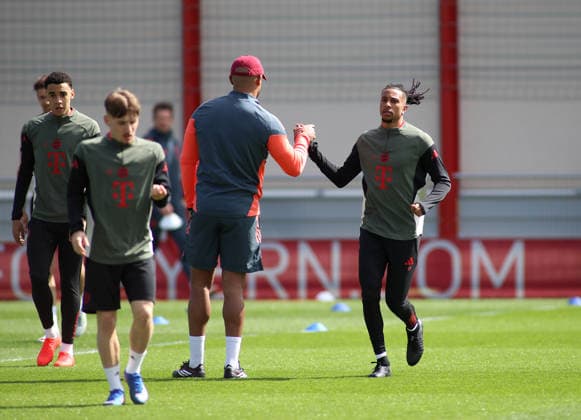 Fussball, Herren, Champions League, Saison 2025 2026, FC Bayern München, Abschlusstraining Vincent Kompany, Trainer (FC Bayern München) (li.) begrüsst Michael Olise (FC Bayern München) (re.) per Handschlag