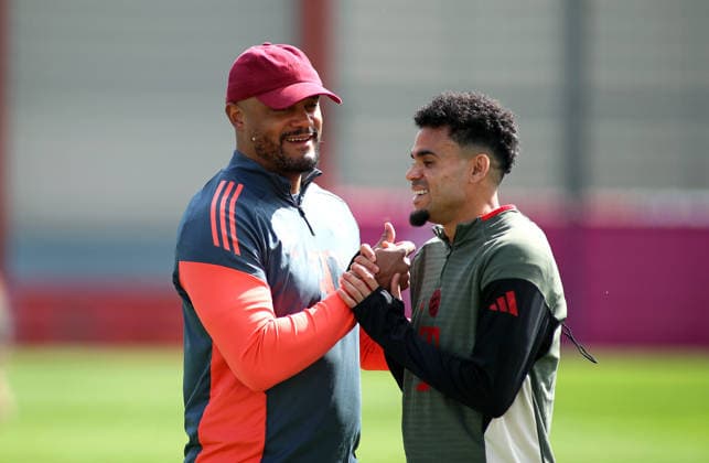 Fussball, Herren, Champions League, Saison 2025 2026, FC Bayern München, Abschlusstraining Vincent Kompany, Trainer (FC Bayern München) (li.) Handschlag mit Luis Diaz (FC Bayern München) (re.) *** Football, Men, Champions League, Season 2025 2026, FC Bayern Munich, Final training Vincent Kompany, Coach FC Bayern Munich left Handshake with Luis Diaz FC Bayern Munich right