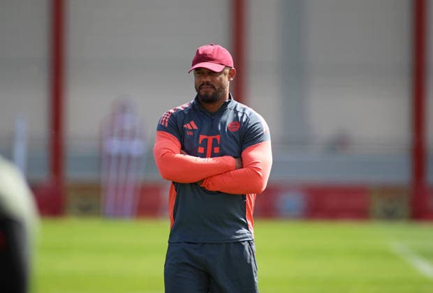 Fussball, Herren, Champions League, Saison 2025 2026, FC Bayern München, Abschlusstraining Vincent Kompany, Trainer (FC Bayern München) stehend, beobachten