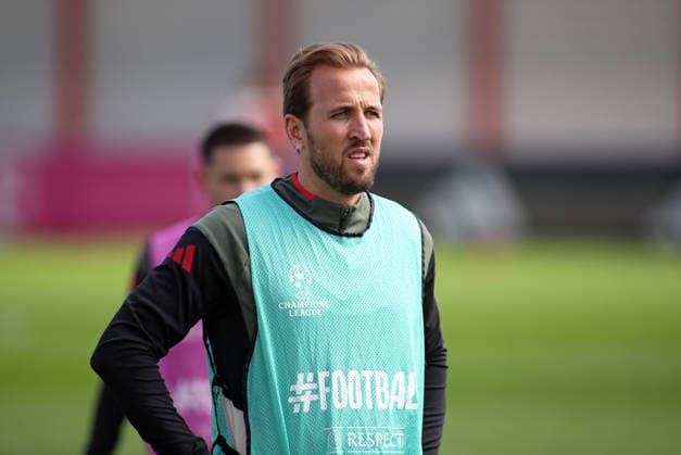 Fussball, Herren, Champions League, Saison 2025 2026, FC Bayern München, Abschlusstraining Harry Kane (FC Bayern München) stehend, Kopf, Oberkörper mit Leibchen