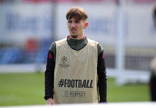 Fussball, Herren, Champions League, Saison 2025 2026, FC Bayern München, Abschlusstraining Lennart Karl (FC Bayern München) stehend, Kopf, Oberkörper mit Leibchen