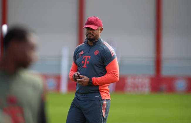 Fussball, Herren, Champions League, Saison 2025 2026, FC Bayern München, Abschlusstraining Vincent Kompany, Trainer (FC Bayern München) stehend auf dem Trainingsplatz
