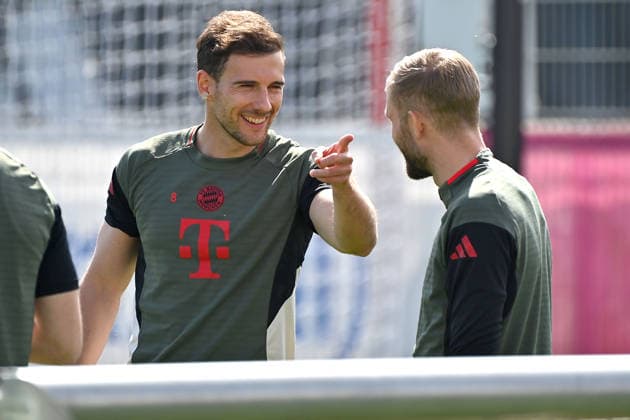 Leon GORETZKA (Bayern Muenchen) zeigt auf Konrad LAIMER (Bayern Muenchen). Abschlusstraining am 06.04.2026. Fussball Champions League,Saison 2025 26, Viertelfinale Real Madrid - FC Bayern-Muenchen.