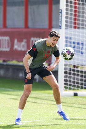 Aleksandar Pavlovic (FC Bayern Muenchen, 45) lacht, GER, Abschlusstraining, FC Bayern Muenchen, Fussball, UEFA Champions League, Viertelfinale, Hinspiel, Saison 2025 2026, 06.04.2026, GER, Abschlusstraining, FC Bayern Muenchen, Fussball, UEFA Champions League, Viertelfinale, Hinspiel, Saison 2025 2026, 06.04.2026 Muenchen Copyright: xEibner-Pressefoto JennixMaulx EP_JML