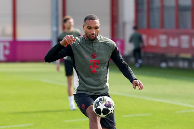 Jonathan Tah (FC Bayern Muenchen, 04) mit Ball, GER, Abschlusstraining, FC Bayern Muenchen, Fussball, UEFA Champions League, Viertelfinale, Hinspiel, Saison 2025 2026, 06.04.2026, GER, Abschlusstraining, FC Bayern Muenchen, Fussball, UEFA Champions League, Viertelfinale, Hinspiel, Saison 2025 2026, 06.04.2026 Muenchen Copyright: xEibner-Pressefoto JennixMaulx EP_JML