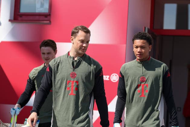 Jonas Urbig (FC Bayern Muenchen, 40) mit Manuel Neuer (FC Bayern Muenchen, 01) und Leo Prescott (FC Bayern Muenchen, 37), GER, Abschlusstraining, FC Bayern Muenchen, Fussball, UEFA Champions League, Viertelfinale, Hinspiel, Saison 2025 2026, 06.04.2026, GER, Abschlusstraining, FC Bayern Muenchen, Fussball, UEFA Champions League, Viertelfinale, Hinspiel, Saison 2025 2026, 06.04.2026 Muenchen Copyright: xEibner-Pressefoto JennixMaulx EP_JML