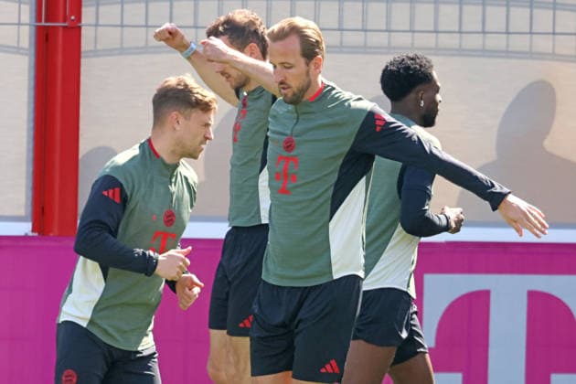 9 Harry Kane, (vorne), 6 Joshua Kimmich, Kollegen, Portraet, Portrait, Aufwaermen, Aufwaermtrikot Fussball Abschlusstraining vor UEFA Champions League Spiel Real Madrid CF - FC Bayern München 06.04.2026 Trainingsgelände, Säbenerstr. FOTO: Mladen Lackovic LakoPress