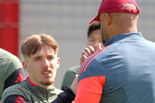 Trainer Vincent Kompany begrüßt 42 Lennart Karl, Portraet, Portrait, Fussball Abschlusstraining vor UEFA Champions League Spiel Real Madrid CF - FC Bayern München 06.04.2026 Trainingsgelände, Säbenerstr. FOTO: Mladen Lackovic LakoPress