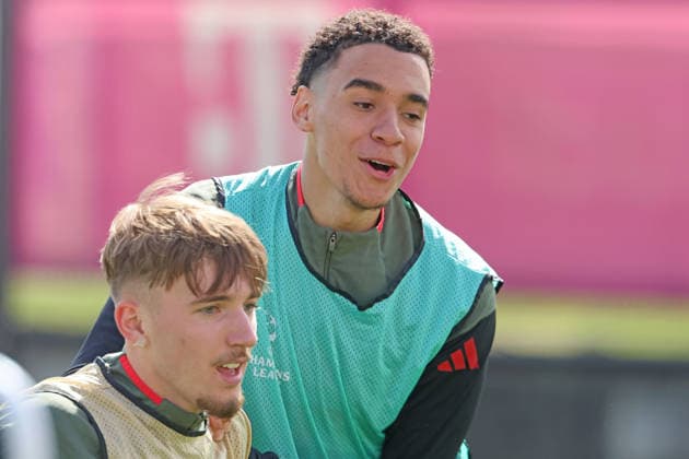 42 Jamal Musiala, 42 Lennart Karl, sind gut gelaunt, Portraet, Portrait, Fussball Abschlusstraining vor UEFA Champions League Spiel Real Madrid CF - FC Bayern München 06.04.2026 Trainingsgelände, Säbenerstr. FOTO: Mladen Lackovic LakoPress