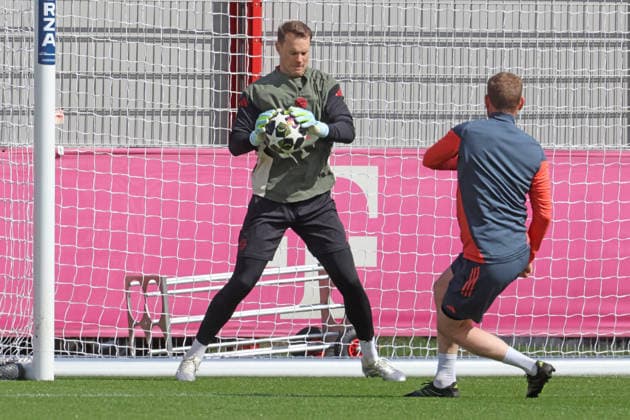 Torwart, 1 Manuel Neuer, TW-TR Michael Rechner, Torwarttraining, fängt den Ball, am Ball, Fussball Abschlusstraining vor UEFA Champions League Spiel Real Madrid CF - FC Bayern München 06.04.2026 Trainingsgelände, Säbenerstr. FOTO: Mladen Lackovic LakoPress