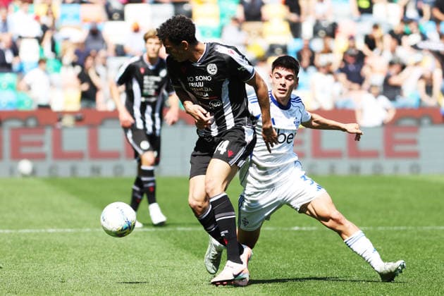 Udinese s Arthur Atta fights for the ball with Como™s Alex Valle during the Serie A soccer match between Udinese and Como at the Bluenergy Stadium in Udine, north east Italy - Monday, April 06,2026 - soccer  Copyright: xAndreaxBressanutti LaPressex
