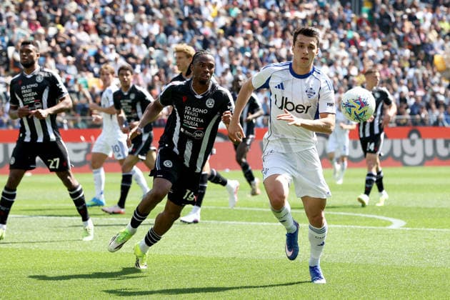 April 6, 2026, Udine, Italy: Udinese s Kingsley Ehizibue (L) and Como s Anastasios Douvikas in action during the Italian Serie A soccer match Udinese Calcio vs Como 1907 at the Friuli - Bluenergy Stadium in Udine, Italy, 6 April 2026. ANSA GABRIELE MENIS. Soccer: Serie A; Udinese Vs Como  - ZUMAa110 20260406_zaf_a110_012 Copyright: xGabrielexMenisx