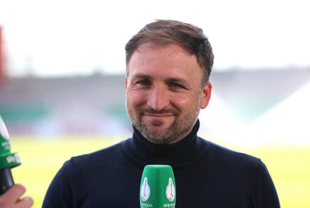 Fussball, Frauen, Saison 2025 2026, FC Bayern München - SGS Essen, DFB-Pokal, Halbfinale, Campus Jose Barcala, Trainer (FC Bayern München) beim Interview, Kopf, Portrait