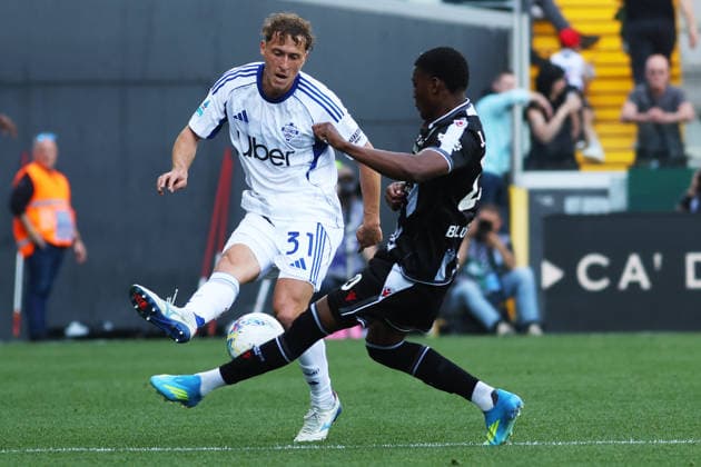 Como™s Mergim Voivode fights for the ball with Udinese™s Juan David Arizala during the Serie A soccer match between Udinese and Como at the Bluenergy Stadium in Udine, north east Italy - Monday, April 06,2026 - soccer  Copyright: xAndreaxBressanutti LaPressex