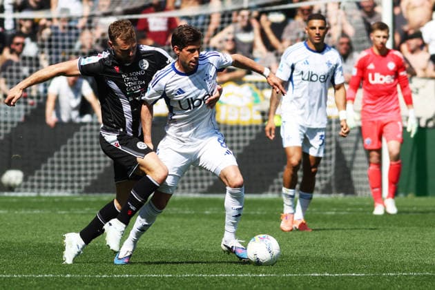 Como™s Sergi Roberto fights for the ball with Udinese™s Jesper Karlstroem during the Serie A soccer match between Udinese and Como at the Bluenergy Stadium in Udine, north east Italy - Monday, April 06,2026 - soccer  Copyright: xAndreaxBressanutti LaPressex
