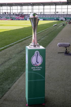Der Pokal auf einem Podest mit dem Logo zum DFB-Pokal der Frauen GER, FC Bayern Muenchen Frauen vs. SGS Essen, Fussball, DFB-Pokal, Halbfinale, Saison 2025 2026, 06.04.2026. (DFL DFB REGULATIONS PROHIBIT ANY USE OF PHOTOGRAPHS as IMAGE SEQUENCES and or QUASI-VIDEO). GER, FC Bayern Muenchen Frauen vs. SGS Essen, Fussball, DFB-Pokal, Halbfinale, Saison 2025 2026, 06.04.2026. Muenchen Copyright: xEibner-Pressefoto HeikexFeinerx EP_HFR