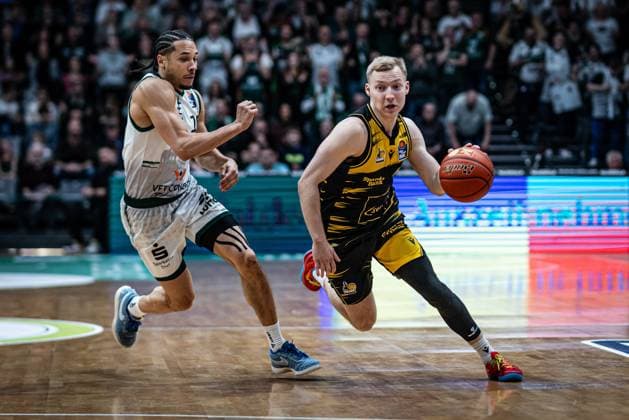 Toms Skuja (MHP Riesen Ludwigsburg) im Zweikampf mit Jordan Roland (Gladiators Trier), Vet Concept Gladiators Trier vs MHP Riesen Ludwigsburg, Basketball, easyCredit BBL, 28. Spieltag, Saison 2025 2026, 06.04.2026 Vet Concept Gladiators Trier vs MHP Riesen Ludwigsburg, Basketball, easyCredit BBL, 28. Spieltag, Saison 2025 2026, 06.04.2026 Copyright: xEibner-Pressefoto AlexanderxNeisx EP_ANS