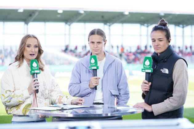 Nele Ocik , Klara Bühl (17 FC Bayern) und Lena Lotzen beim DFB Pokalhalbfinale FC Bayern München -SGS Essen am 06.04.2026 in München. München FC Bayern Campus Bayern Deutschland