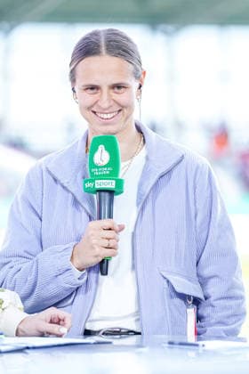 Klara Bühl (17 FC Bayern) gut gelaunt im Interview mit Sky beim DFB Pokalhalbfinale FC Bayern München -SGS Essen am 06.04.2026 in München. München FC Bayern Campus Bayern Deutschland