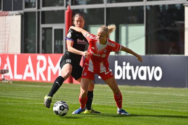 Pernile HARDER (FCB), Aktion,Zweikampf gegen Lena OSTERMEIER (E): FC Bayern Muenchen - SGS Essen Fussball DFB Pokal Halbfinale der Frauen am 06.04.2026 FC BAYERN CAMPUS