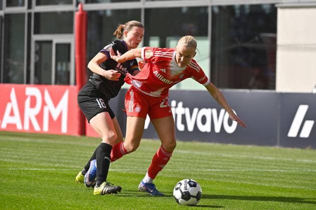 Pernile HARDER (FCB), Aktion,Zweikampf gegen Lena OSTERMEIER (E): FC Bayern Muenchen - SGS Essen Fussball DFB Pokal Halbfinale der Frauen am 06.04.2026 FC BAYERN CAMPUS
