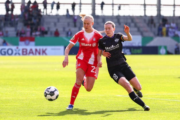 Pernille Harder (21, FC Bayern München) und Lena Ostermeier (18, SGS Essen) beim Spiel zwischen FC Bayern München v SGS Essen, Fußball, Frauen, DFB-Pokal Frauen, 2025 2026, Halbfinale am 06.04.2026 in München, FC Bayern Campus. Bayern Deutschland
