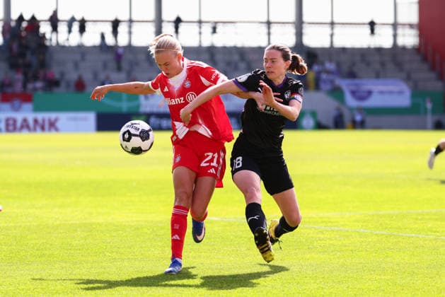 Pernille Harder (21, FC Bayern München) und Lena Ostermeier (18, SGS Essen) beim Spiel zwischen FC Bayern München v SGS Essen, Fußball, Frauen, DFB-Pokal Frauen, 2025 2026, Halbfinale am 06.04.2026 in München, FC Bayern Campus. Bayern Deutschland