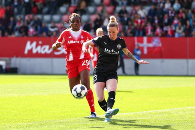Julia Debitzki (23, SGS Essen) vor Edna Imade (29, FC Bayern München) beim Spiel zwischen FC Bayern München v SGS Essen, Fußball, Frauen, DFB-Pokal Frauen, 2025 2026, Halbfinale am 06.04.2026 in München, FC Bayern Campus. Bayern Deutschland